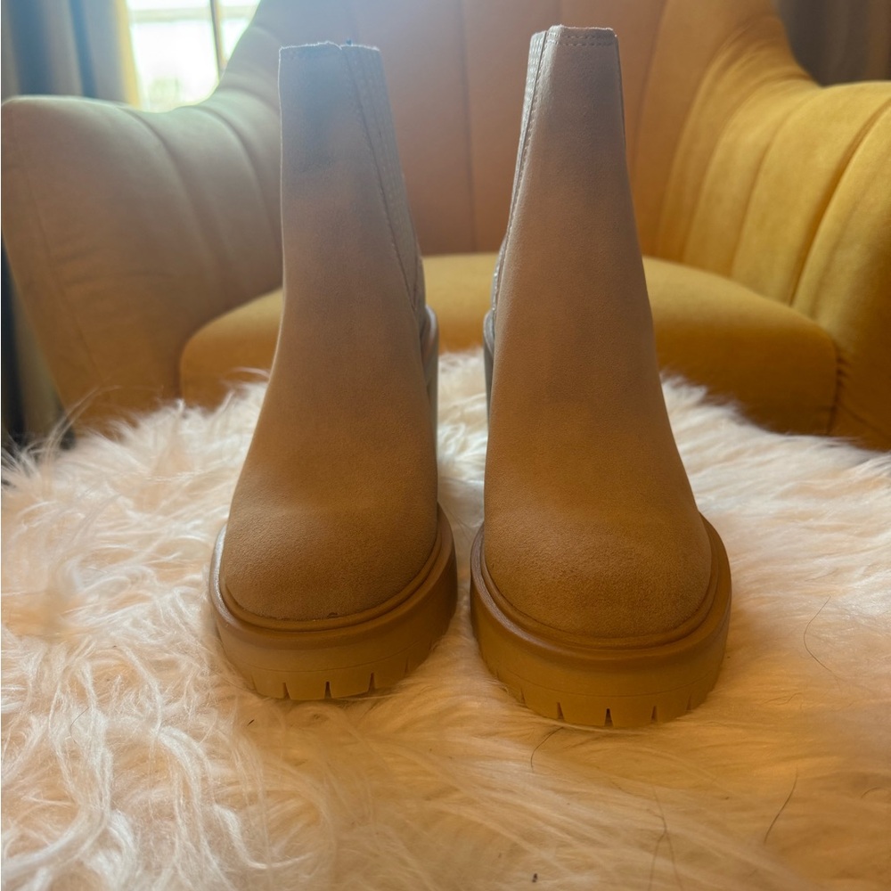 Dolce Vita brand new Caster h20 suede boot size 8